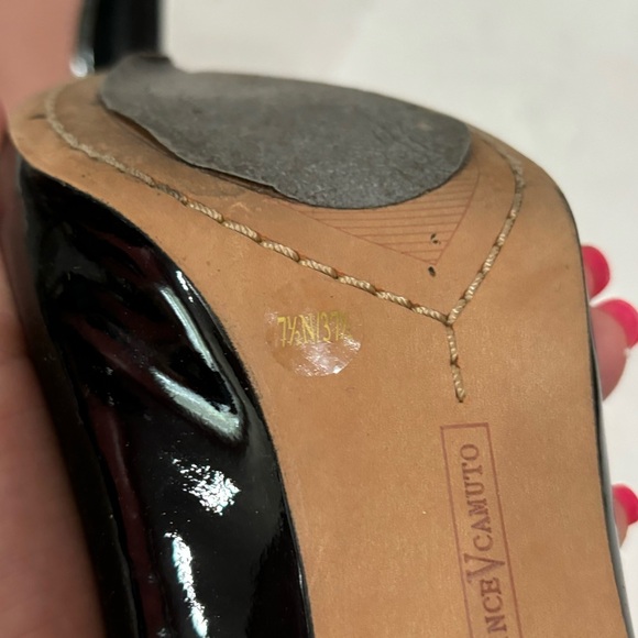 VINCE CAMUTO Women’s Black Patent Leather Peep Toe Heels - size 7.5 - Picture 7 of 7